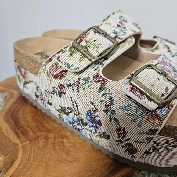 New! Corkys Sand Brocade Floral Platform Flatform Sandals - Picture 2 of 3
